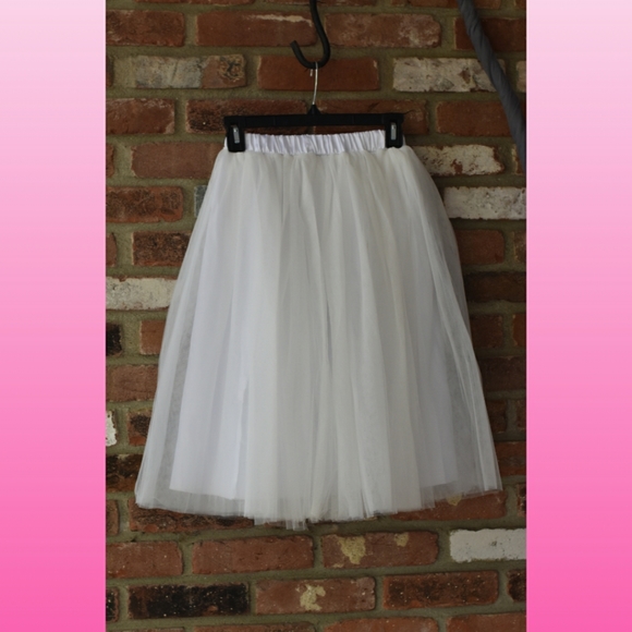 Tortoise Dresses & Skirts - White 4 Layer Tulle Tutu Skirt Size Large